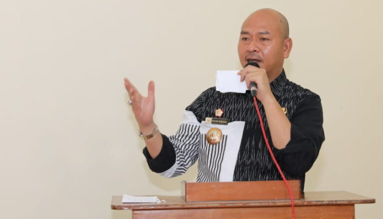 Bupati Taput Dr Nikson Nababan MSi memberikan paparan pada Sosialisasi Budaya Politik Bagi Pemilih Pemula