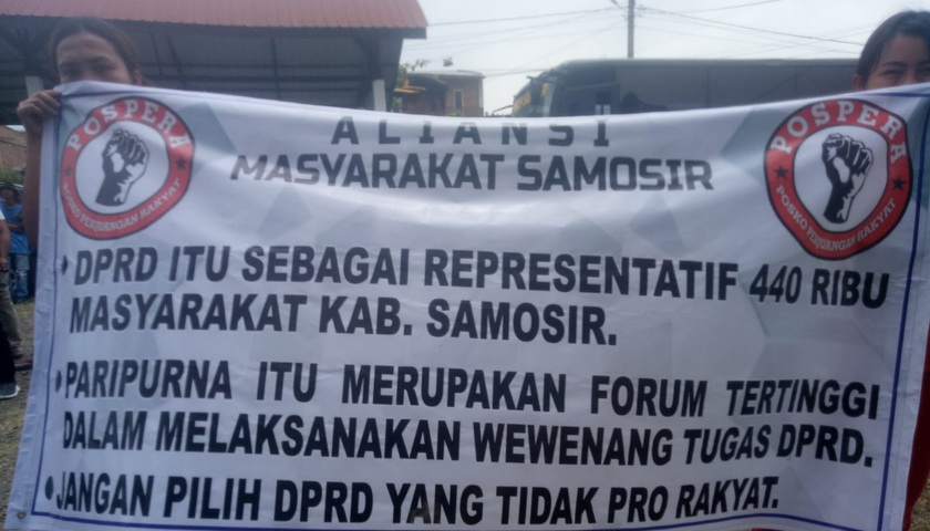 Sejumlah warga menamakan diri Aliansi Masyarakat Samosir, melakukan aksi demo ke Kantor DPRD Samosir, Senin (3/10/2022).