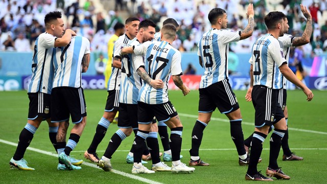Selebrasi pemain Timnas Argentina usai mencetak gol ke gawang Timnas Arab Saudi pada pertandingan Grup C Piala Dunia 2022 Qatar di Stadion Lusail, Lusail, Qatar. Foto: Annegret Hilse/REUTERS