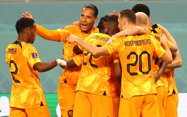 Pemain Belanda berselebrasi setelah Cody Gakpo mencetak gol pertama mereka saat melawan Ekuador di Piala Dunia FIFA Qatar 2022, 25 November 2022. Foto: Hannah McKay/REUTERS