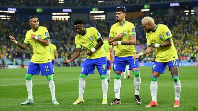 Selebrasi pemain Timnas Brasil usai mencetak gol ke gawang Timnas Korea Selatan pada pertandingan 16 besar Piala Dunia 2022 Qatar di Stadion 974, Doha, Qatar. Foto: Annegret Hilse/REUTERS