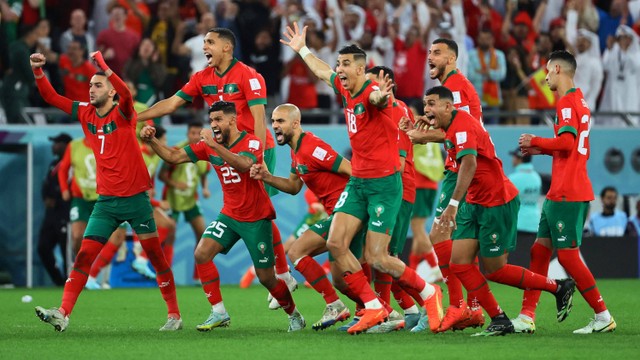 Selebrasi pemain Timnas Maroko usai menang adu penalti melawan Timnas Spanyol pada pertandingan 16 besar Piala Dunia 2022 Qatar di Education City Stadium, Al Rayyan, Qatar. Foto: Wolfgang Rattay/REUTERS