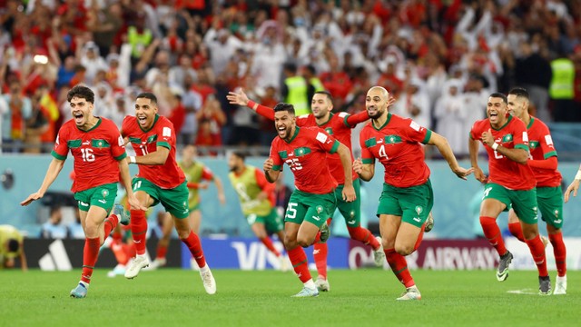 Selebrasi pemain Timnas Maroko usai menang adu penalti melawan Timnas Spanyol pada pertandingan 16 besar Piala Dunia 2022 Qatar di Education City Stadium, Al Rayyan, Qatar. Foto: Bernadett Szabo/REUTERS