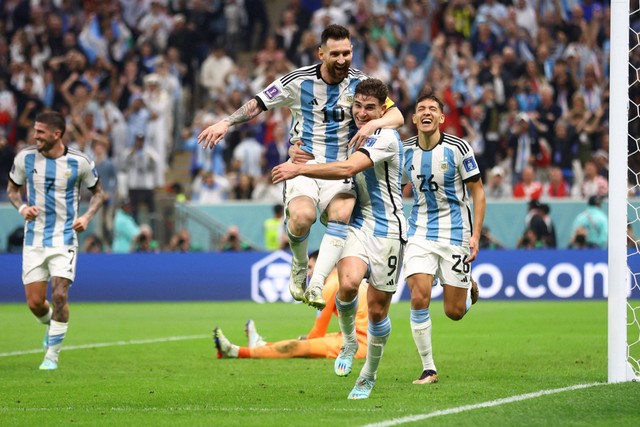 Selebrasi pemain Timnas Argentina usai mencetak gol ke gawang Timnas Kroasia pada pertandingan semifinal Piala Dunia 2022 Qatar di Stadion Lusail, Lusail, Qatar. Foto: Carl Recine/REUTERS