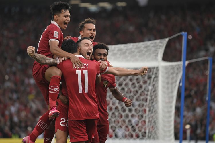 Pesepak bola Timnas Indonesia Marc Anthony Klok (ketiga kiri) melakukan selebrasi bersama rekan-rekannya usai mencetak gol ke gawang Timnas Thailand pada pertandingan Grup A Piala AFF 2022 di Stadion Utama Gelora Bung Karno (SUGBK), Jakarta, Kamis (29/12/2022). ANTARA FOTO/Akbar Nugroho Gumay/tom.(ANTARA FOTO/AKBAR NUGROHO GUMAY)