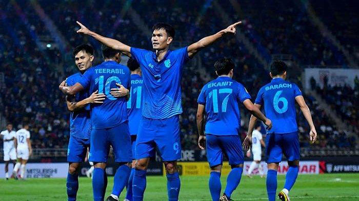 Para pemain Timnas Thailand melakukan selebrasi usai mencetak gol ke gawang Filipina belum lama ini dilanjutan Piala AFF 2022. Jelang laga Indonesia vs Thailand, Skuad Gajah Perang mengaku tidak gentar dengan dukungan ribuan fans Timnas Indonesia yang memenuhi SUGBK, Jakarta, pada Kamis 29 Desember 2022 nanti. (dok ist/twitter@Changsuek_TH)© Disediakan oleh Tribun-Bali.com