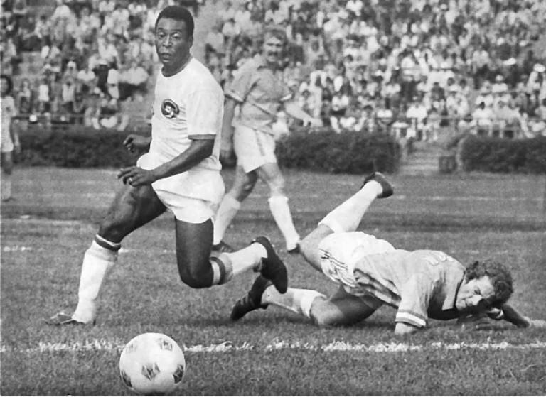 Edson Arantes do Nascimento dikenal sebagai ‘Pele’ adalah pesepakbola ternama dunia dari Brasil.
