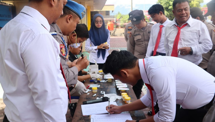 Polres Mandailing Natal (Madina), Senin (9/1/2023), melaksanakan pemeriksaan urine kepada 45 orang anggotanya. Pengambilan sampel berlangsung secara acak, untuk mengetahui pemakaian dan peredaran narkoba.