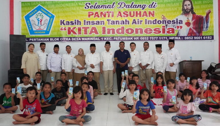 Di sela-sela memperingati Perayaan Hari Ulang Tahun (HUT) ke-15 Partai Gerindra. Senin (6/2/2023), DPD Partai Gerakan Indonesia Raya (Gerindra) Sumatera Utara melakukan kegiatan membagikan susu dan bahan pangan pokok.