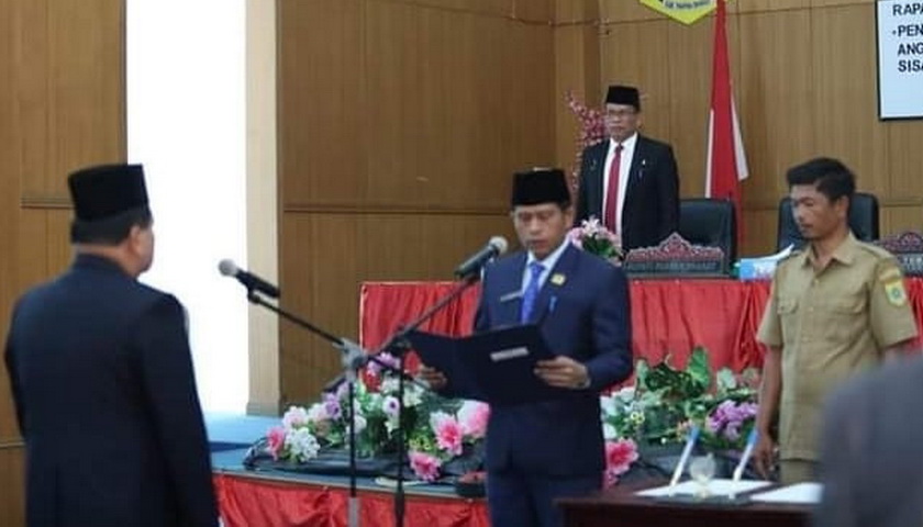 DPRD Kabupaten Pakpak Bharat melaskanakan rapat paripurna dengan agenda 'Pelantikan Pergantian Antar Waktu (PAW) Anggota DPRD Dewan'.