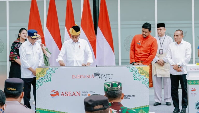 Presiden RI Joko Widodo (Jokowo) meresmikan Terminal Tipe A Amplas di Kelurahan Timbang Deli, Kecamatan Medan Amplas dan Terminal Tipe A Tanjung Pinggir, Kota Pematangsiantar, Sumut, Kamis (9/2/2023)