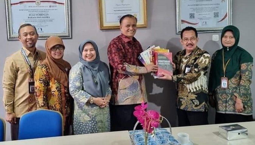 Wakil Bupati Pakpak Bharat Mutsyuhito Solin dan Wakil Ketua TP PKK Kabupaten Pakpak Bharat Prof Minda, berkunjung ke Badan Pengembangan dan Pembinaan Bahasa di Jakarta, Sabtu (4/1/2023).