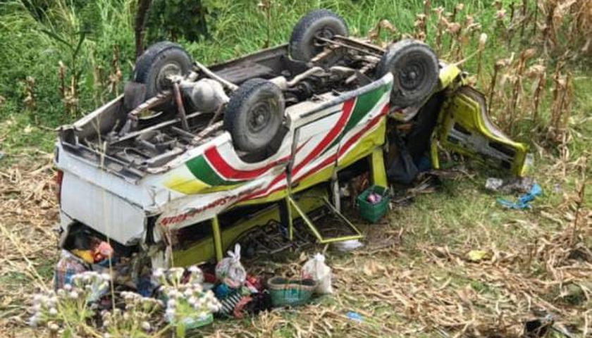 Angkutan umum pedesaan PSN dengan Nomor Polisi BB 7009 LC terbalik saat akan mendaki di Simaraek Dolok, Desa Sinaga Uruk Pandiangan, Kecamatan Nainggolan, Samosir, Sumatera Utara, Selasa (11/4/2023).