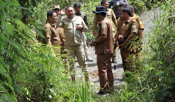 Bupati Pakpak Bharat Franc Bernhard Tumanggor meninjau beberapa ruas jalan dan jembatan yang menjadi perioritas pembangunan untuk Tahun Anggaran 2024 mendatang.
