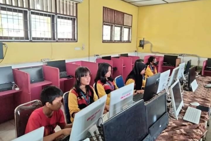 Dunia pendidikan Kabupaten Pakpak Bharat kembali menorehkan prestasi gemilang. Sembilan pelajar SMPN 1 Salak berhasil meraih medali dalam ajang Merdeka Science Competition