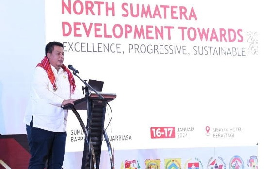 Bupati Samosir Vandiko T Gultom memfasilitasi lanjutan penanganan jalan provinsi di Kabupaten Samosir. Hal tersebut disampaikan dalam Pra Musrenbang RKPD Sumut 2025 di Hotel Sibayak Kabupaten Karo, Selasa (16/1/2024).