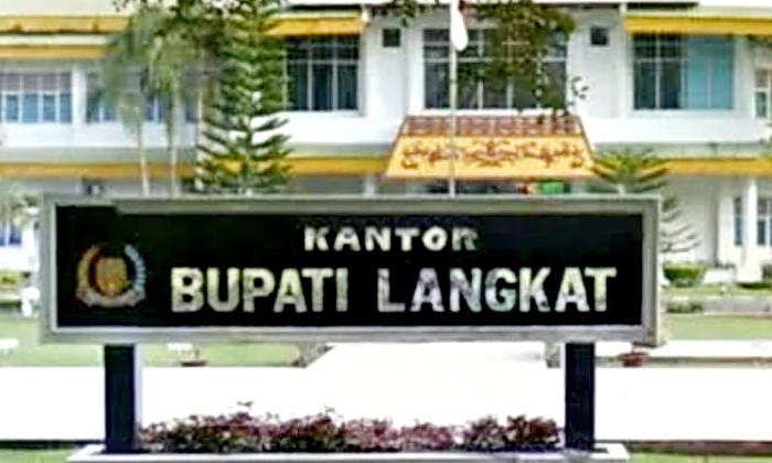 Informasi adanya dugaan pungutan 'fee' proyek di Dinas Pekerjaan Umum dan Penataan Ruang (PUPR) Kabupaten Langkat Sumatera Utara (Sumut) menghebohkan masyarakat Sumut