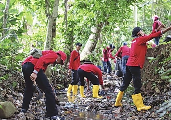 Kepala Desa (Kades) Talaga Embay Solihin, bersama tokoh dan masyarakat Kampung Saung, Selasa (31/12/2024), menggelar pengajian dan doa bersama di tepi Sungai Taman Firdaus di Kampung Saung Desa Talaga Kecamatan Mancak, Kabupaten Serang.
