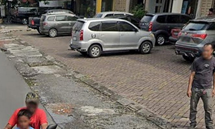 Carut-marut pengelolaan parkir di Kota Medan masih saja terjadi. Tidak hanya parkir di ruas jalan, namun juga pengelolaan parkir di pelataran ruko, yang menjadi pajak dan retribusi daerah.